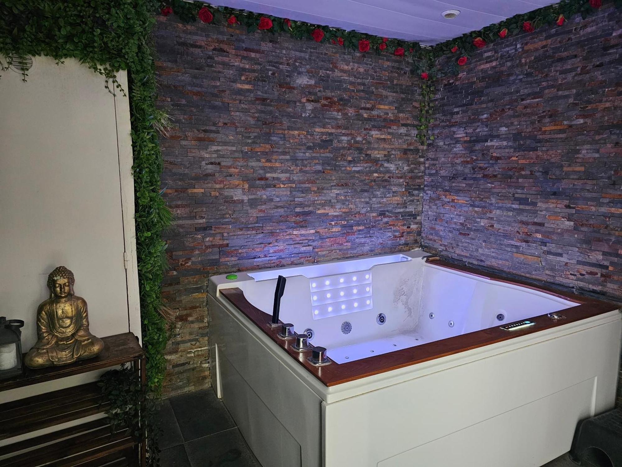 Apartment Les Bulles Médiévales: Wellness With Spa & Sauna